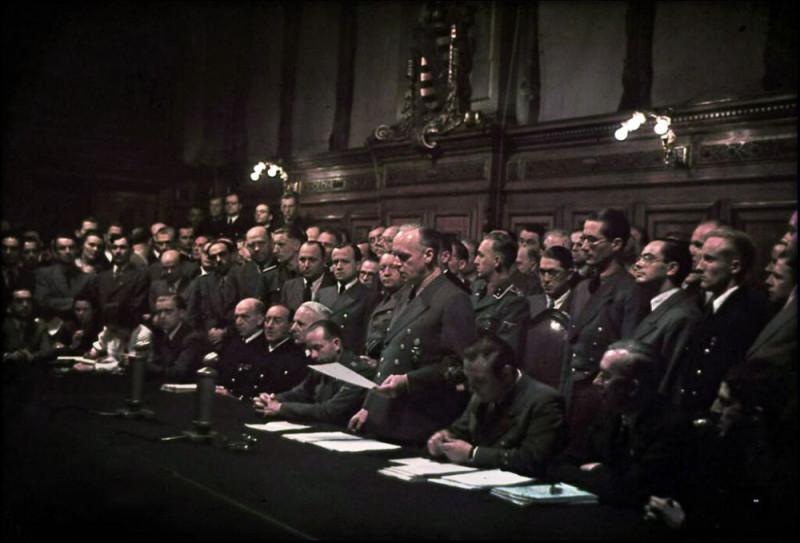 1941, 22 июня. Москвичи слушают по радио речь В.М. Молотова. Фото Евгения Халдея К 9 Мая — около 25 фотографий 1941 года, тематически связанных с Великой Отечественной войной.-4