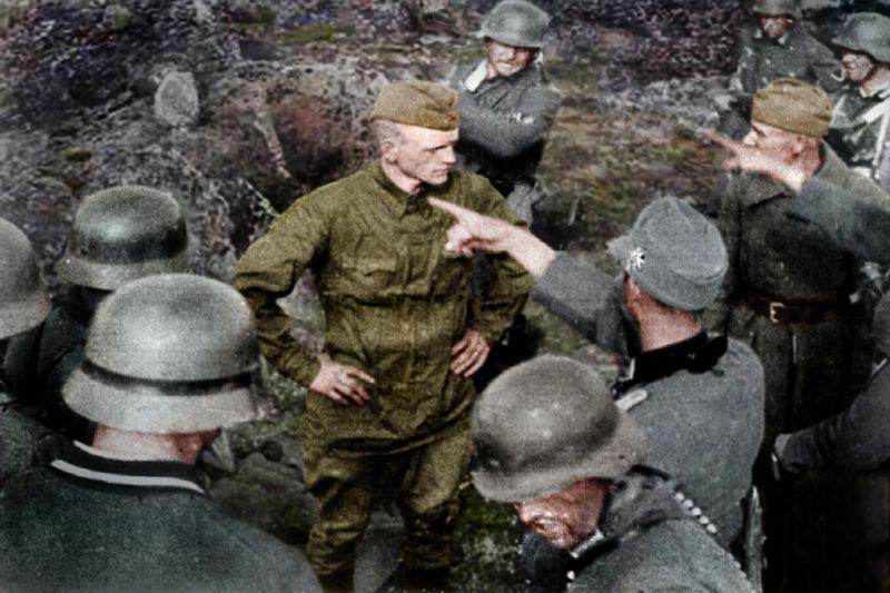 1941, 22 июня. Москвичи слушают по радио речь В.М. Молотова. Фото Евгения Халдея К 9 Мая — около 25 фотографий 1941 года, тематически связанных с Великой Отечественной войной.-6