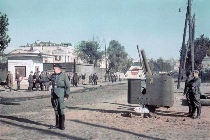 1941, 22 июня. Москвичи слушают по радио речь В.М. Молотова. Фото Евгения Халдея К 9 Мая — около 25 фотографий 1941 года, тематически связанных с Великой Отечественной войной.-10