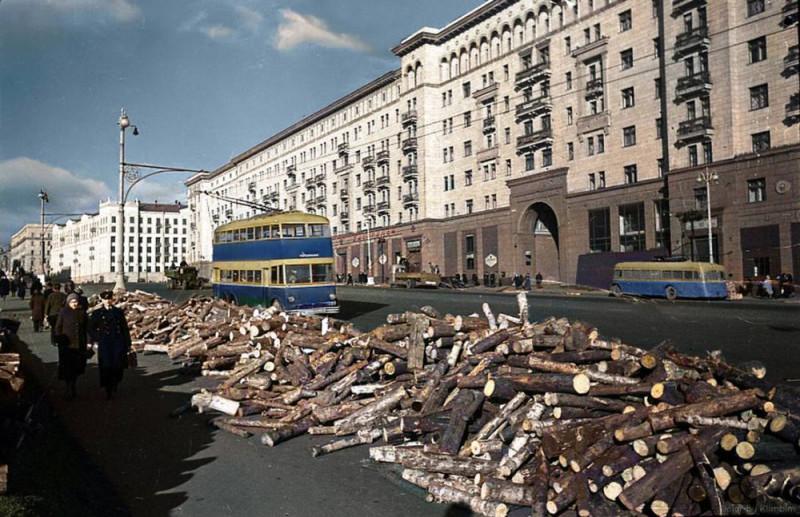 1941, 22 июня. Москвичи слушают по радио речь В.М. Молотова. Фото Евгения Халдея К 9 Мая — около 25 фотографий 1941 года, тематически связанных с Великой Отечественной войной.-22