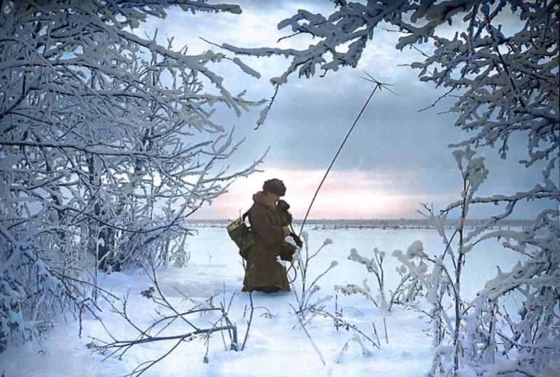 1941, 22 июня. Москвичи слушают по радио речь В.М. Молотова. Фото Евгения Халдея К 9 Мая — около 25 фотографий 1941 года, тематически связанных с Великой Отечественной войной.-23