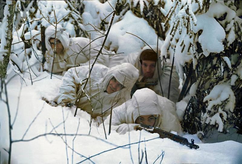 1941, 22 июня. Москвичи слушают по радио речь В.М. Молотова. Фото Евгения Халдея К 9 Мая — около 25 фотографий 1941 года, тематически связанных с Великой Отечественной войной.-24