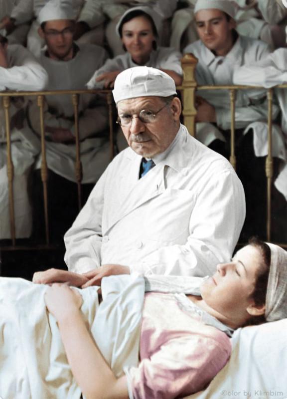 1941, 22 июня. Москвичи слушают по радио речь В.М. Молотова. Фото Евгения Халдея К 9 Мая — около 25 фотографий 1941 года, тематически связанных с Великой Отечественной войной.-26