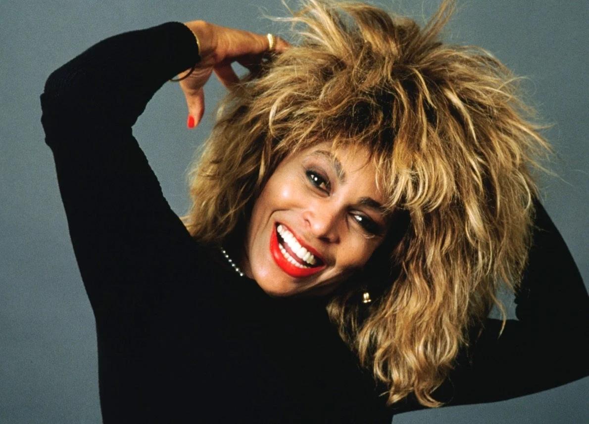 На 83-м году жизни мир покинула легенда. Женщина-ураган ― вдохновляющая, яркая, женщина, создавшая себя сама.