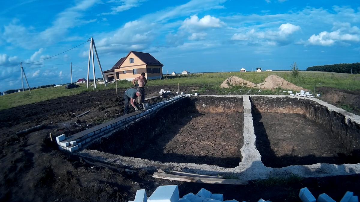 Я залил фундамент до уровня земли. Но можно было поднять его немного выше опалубкой.