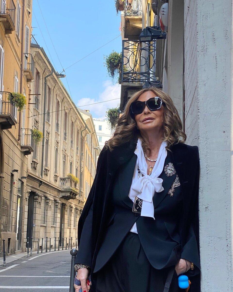 Приталенный пиджак акцентирует талию и делает силуэт женственным, несмотря на то, что вещь из мужского гардероба.