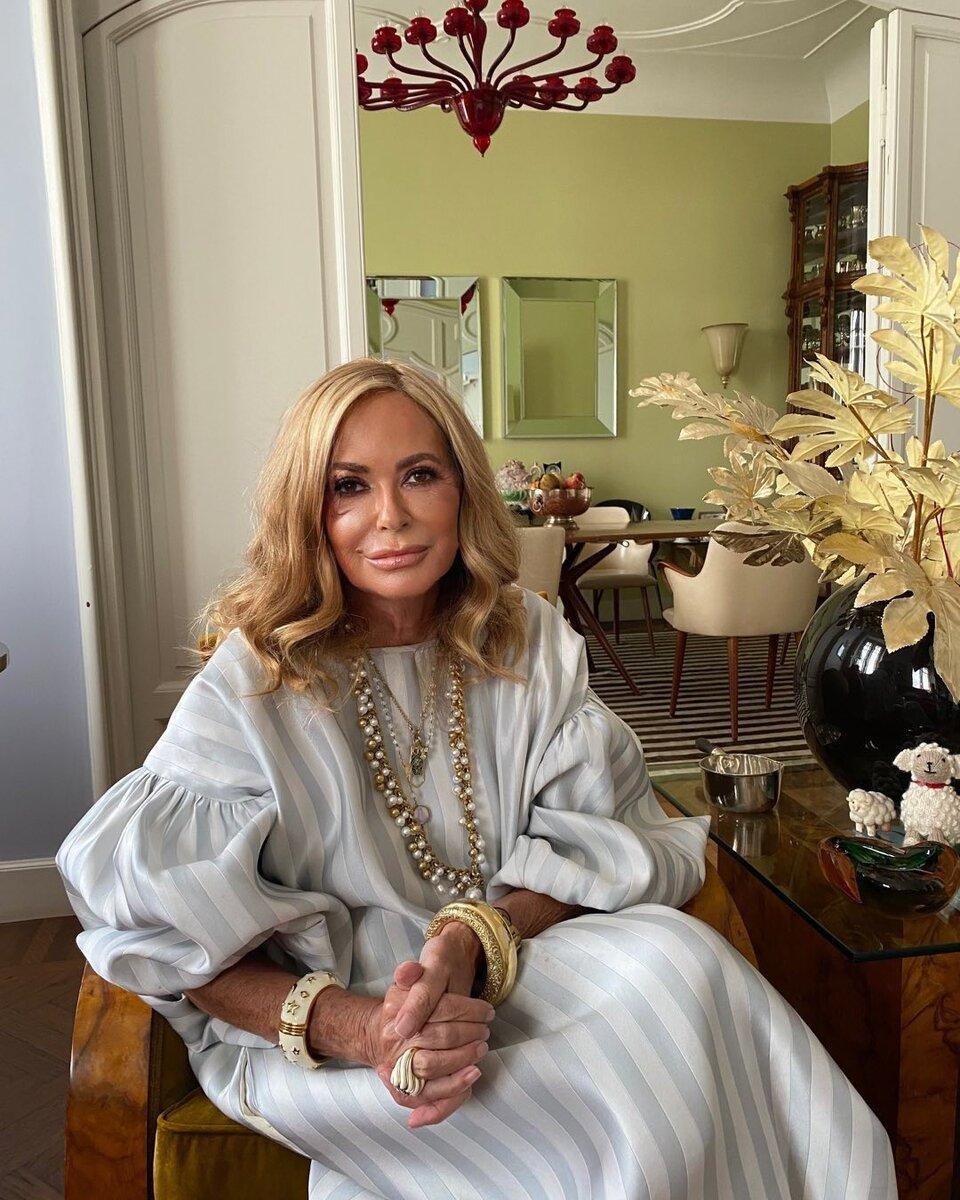 Объемные вещи для женщин 70 лет — не табу, но их нужно уметь носить так, чтобы не скатиться в бесформенность.