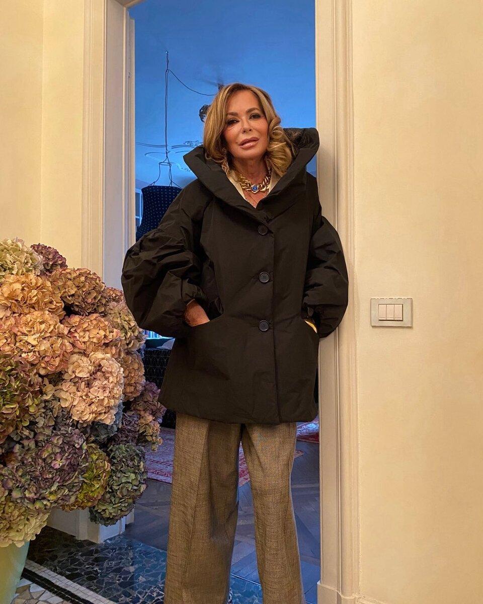 Куртка и брюки свободные, но запястья открыты.