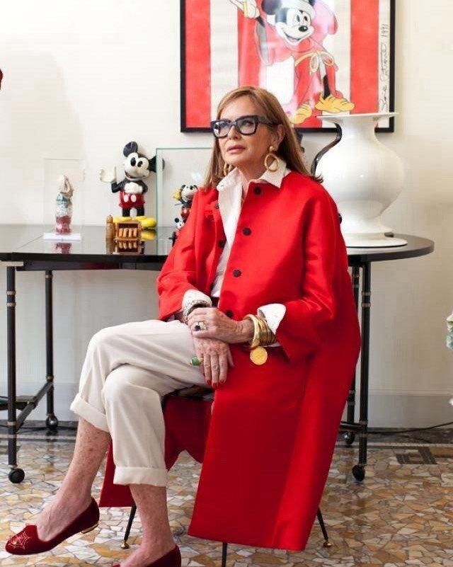 С помощью интеллектуальной яркости женщина в возрасте выделяется на фоне скучных и одинаковых людей.