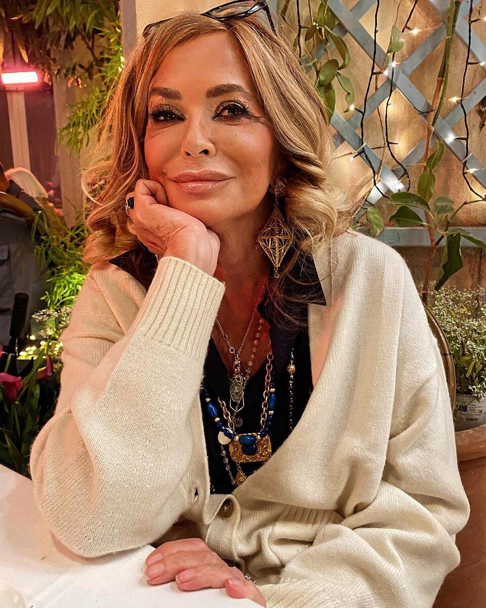 Актуальный крой одежды — обязательное условие, чтобы носить винтажные украшения.