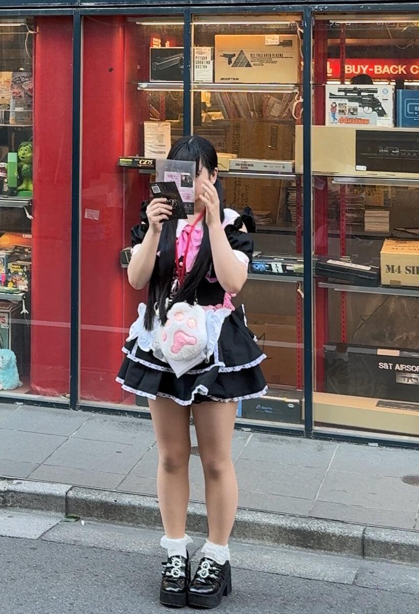 Кто они и куда зазывают? Что в голове японцев, которые туда ходят? Зашли проверить, странно и смешно одновременно.