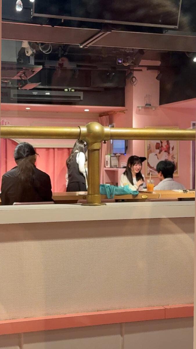 Девушка развлекает посетителя