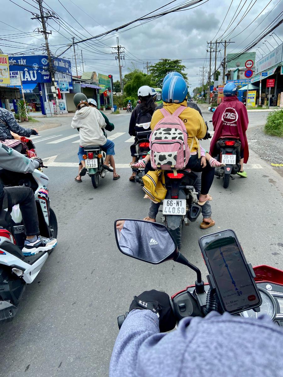 около 12:00 на дорогах становится свободнее