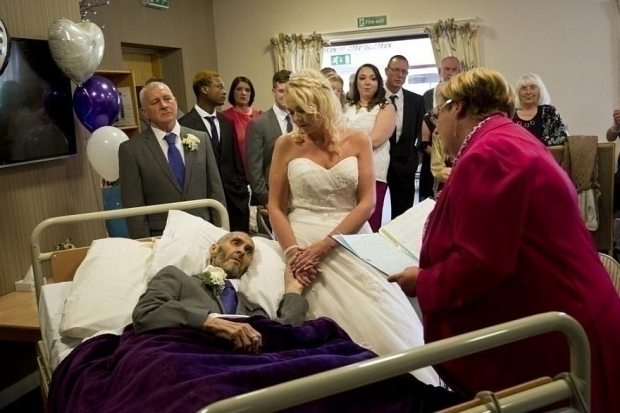 Они сыграли свадьбу прямо в хосписе, торопясь обогнать смертельное раковое заболевание