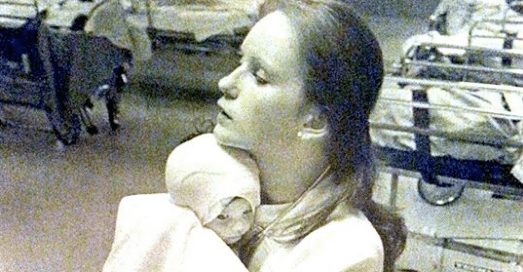 В 1977 году она спасла ребёнка с сильными ожогами. 38 лет спустя она видит в Интернете знакомую фотографию и замирает от шока