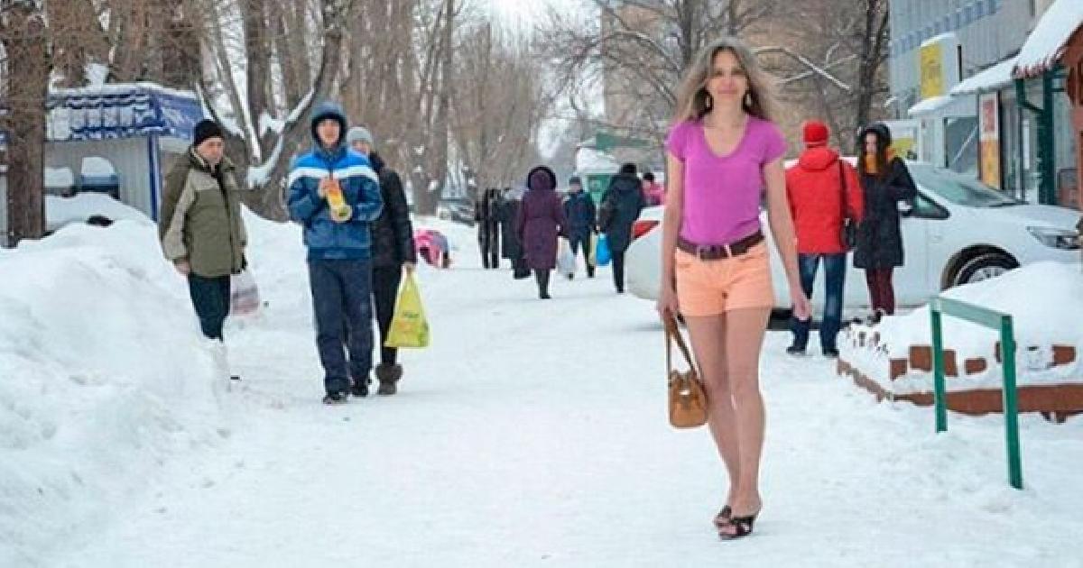 Женщина, которая уже больше 10 лет зимой ходит по улицам родного Тольятти в летней одежде