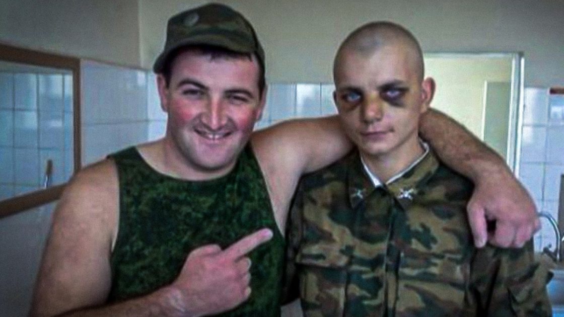 Во время сушки крокодила, руки солдата начали соскальзывать с душки и