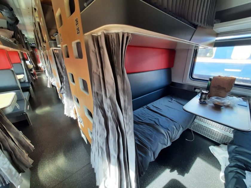 В 7 утра с верхней полки слезла попутчица и стала будить меня, чтобы я уступил ей место