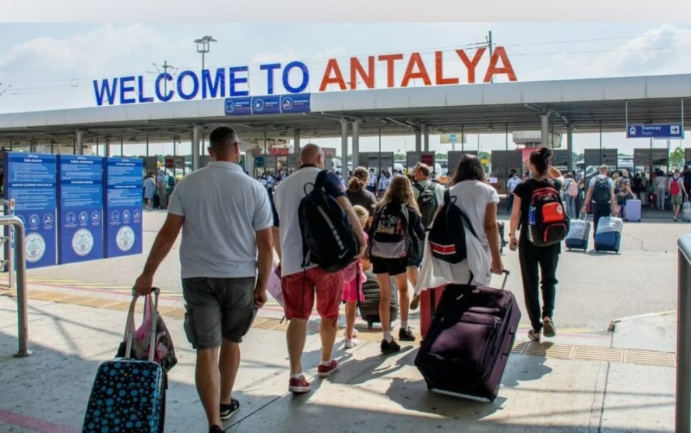 О том, как Русские в аэропорту Анталии не уступили зал ожидания британцем