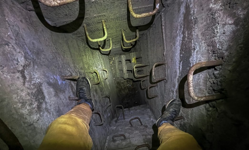 Спустились по вентиляционной шахте в неразграбленный бункер времен СССР.