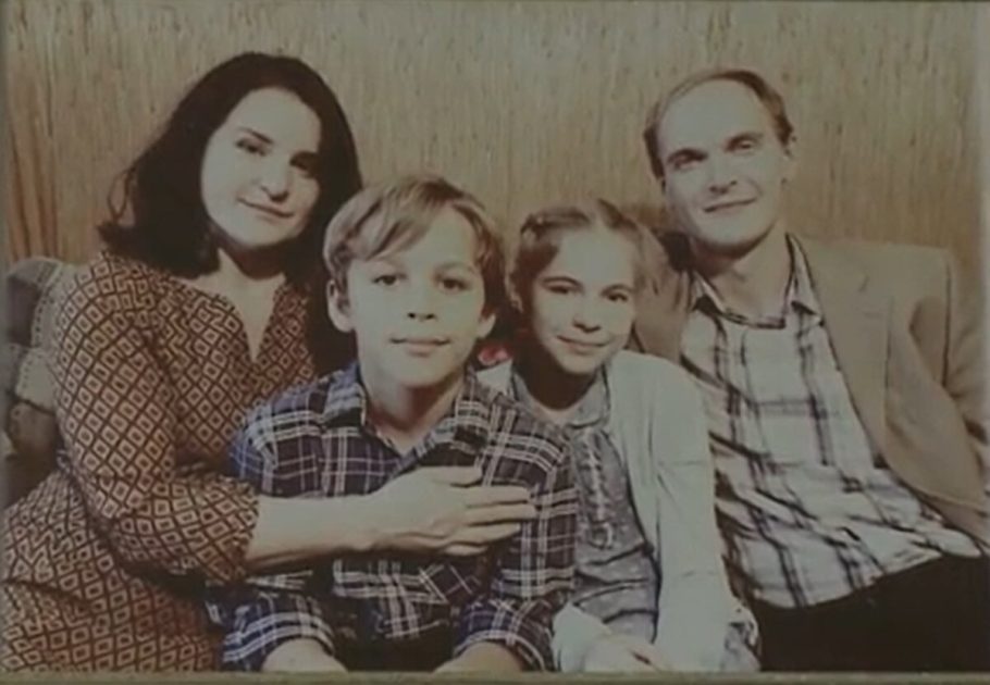 1989 год. Эта счастливая семья и не подозревала, что рядом находится человек, готовый на всё из-за зависти.