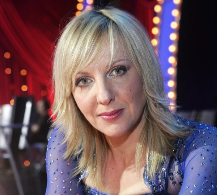 Длинные волосы после 50: реально ли остаться при своей длине? 5 стрижек до плеч и ниже