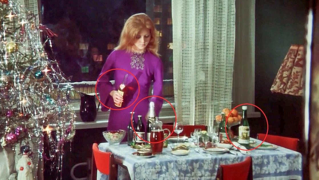 А вы тоже заметили эту странность с продуктами на новогодних столах в Иронии судьбы?