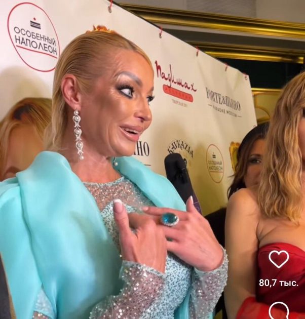 Одна с уколами красоты, другая без. Сравниваем как выглядят лица одногодок, которые выбрали разный путь ухода за собой