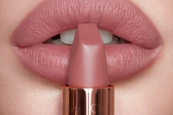 Помада-легенда, которую покупают каждую минуту: как получить такой оттенок и потратить в 10 разменьше