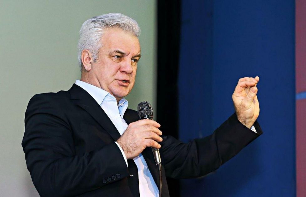 Около 30 лет прожил в браке с одной женщиной. Анатолий Котенёв и его красавцы сыновья от известной телеведущей