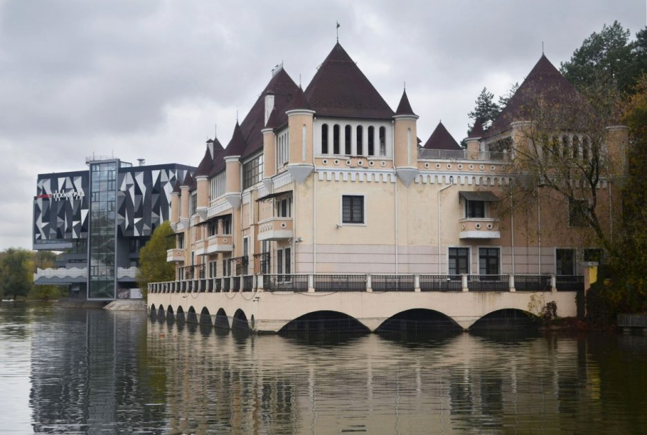 Привет из 90-х, или Как в заповедной зоне Москвы появился частный дворец?