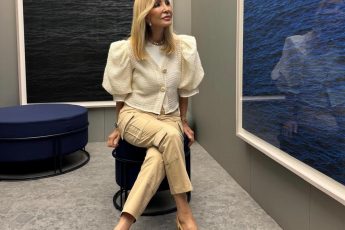 Как одеться стильно, если вам 76 — покажу на примере испанской модницы