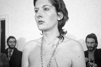 Почему девушка разрешила толпе делать с собой абсолютно все, что угодно 6 часов! Эксперимент Ритм 0