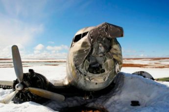 В 1947 году этот самолёт с 30-ю пассажирами на борту рухнул в тундре, спустя 70 лет он был найден.