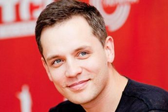 Они вместе уже 18 лет. Молодой актер Александр Асташенок и его 53-летняя жена-красавица