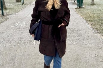 Как стильно носить вязаную шапку бини, если вы старше 50 лет