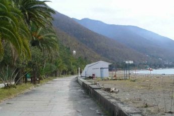 В Абхазии красиво, но вокруг разруха. Спросили у абхазов напрямую, почему они ничего не делают с этим