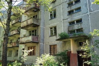 Заброшенный город в глуши леса. Тут сотни брошенных квартир и нет людей