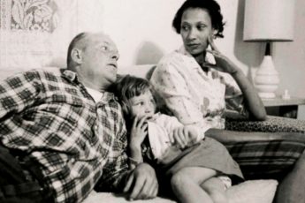 Узнав о свадьбе этой пары, ночью в их спальню ворвались полицейские.