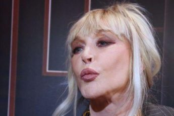 Пугачева сняла парик и показала свои настоящие волосы