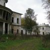 Были руины, потом усадьбу купил московский миллиардер.