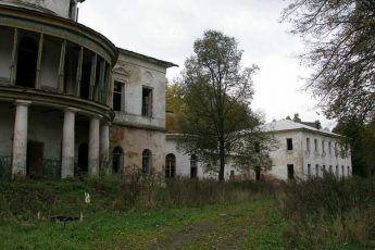 Были руины, потом усадьбу купил московский миллиардер.