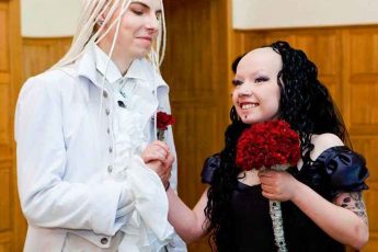 11 лет назад экстравагантная пара поразила всех своими свадебными фото.