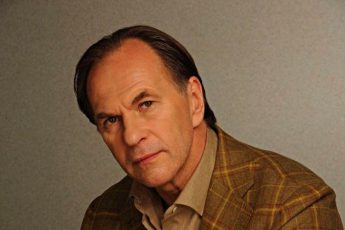 Красавец-сын Алексея Гуськова и Лидии Вележевой стал известным актером. Как выглядит парень, взявший лучшее от мамы и отца