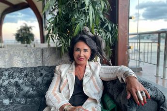 Ей 73, а выглядит максимум на 60. Секреты стиля Надежды Бабкиной, которые её стройнят и молодят