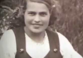 Две простушки как забава для золотой молодежи военной Москвы