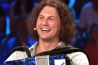 Однолюб и отец 4-х детей. Как выглядит красавица жена Александра Бардина из «САДко»