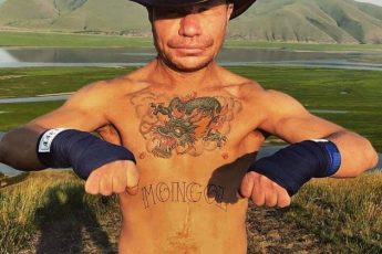 Известный блогер и ловелас Олег Монгол и его автомобиль за 9 миллионов рублей