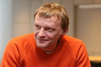 На чем ездит благодетельный Алексей Серебряков, который уехал жить в Канаду