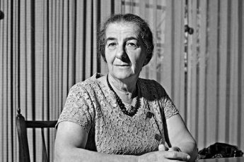 «Как нужно вести себя с теми, кто вас открыто ненавидит и презирает»: 2 мудрые цитаты Голды Меир